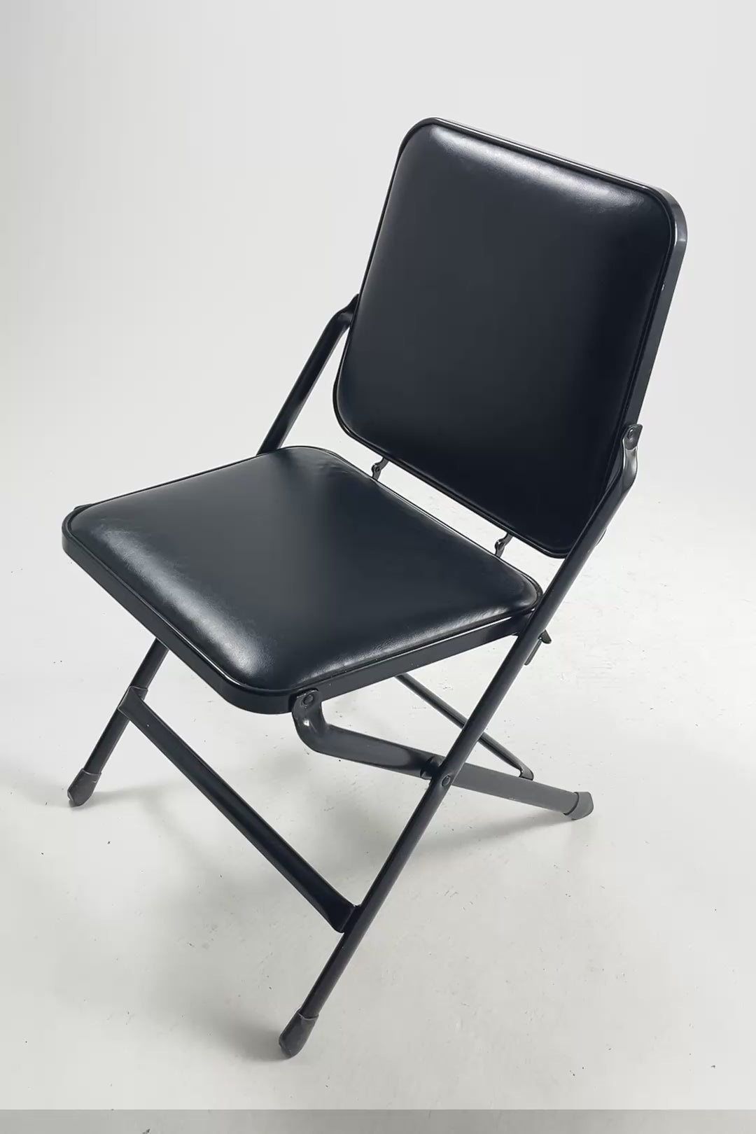 ビデオを読み込む: KRUEGER Black Fabric Metal Folding Chair / KRUEGER 黒ファブリック メタル折りたたみイス