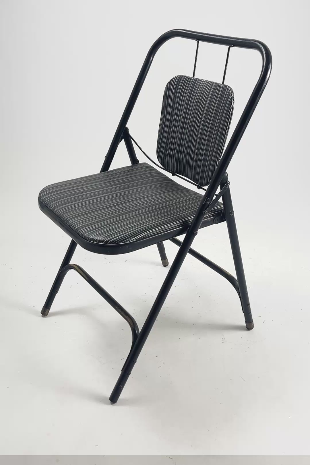 Load video: Metal Folding Chair / 金属フレームの折りたたみ椅子