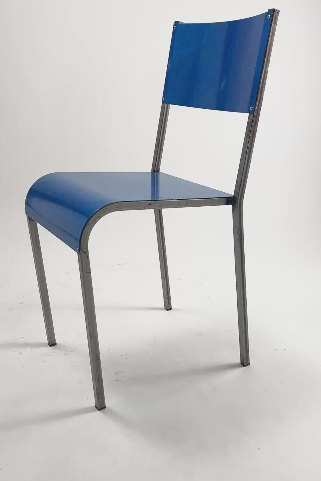 ビデオを読み込む: Blue Metal Chair by Parisotto / ブルーメタルチェア