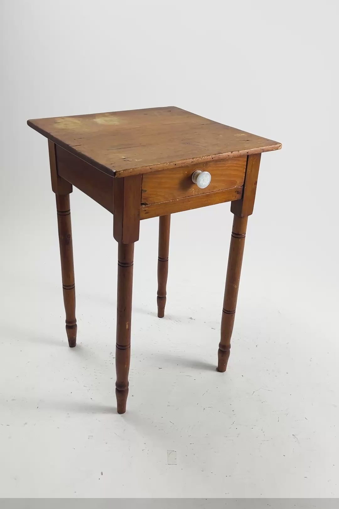 ビデオを読み込む: Vintage Side Table with Drawer / 引き出し付きテーブル