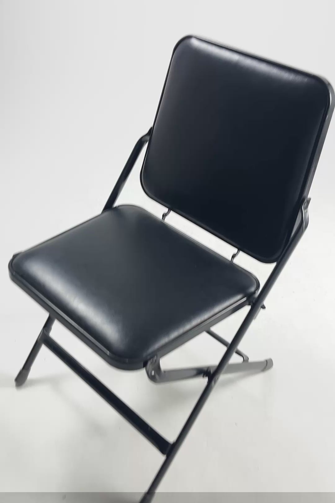 ビデオを読み込む: KRUEGER Black Fabric Metal Folding Chair / KRUEGER 黒ファブリック メタル折りたたみイス