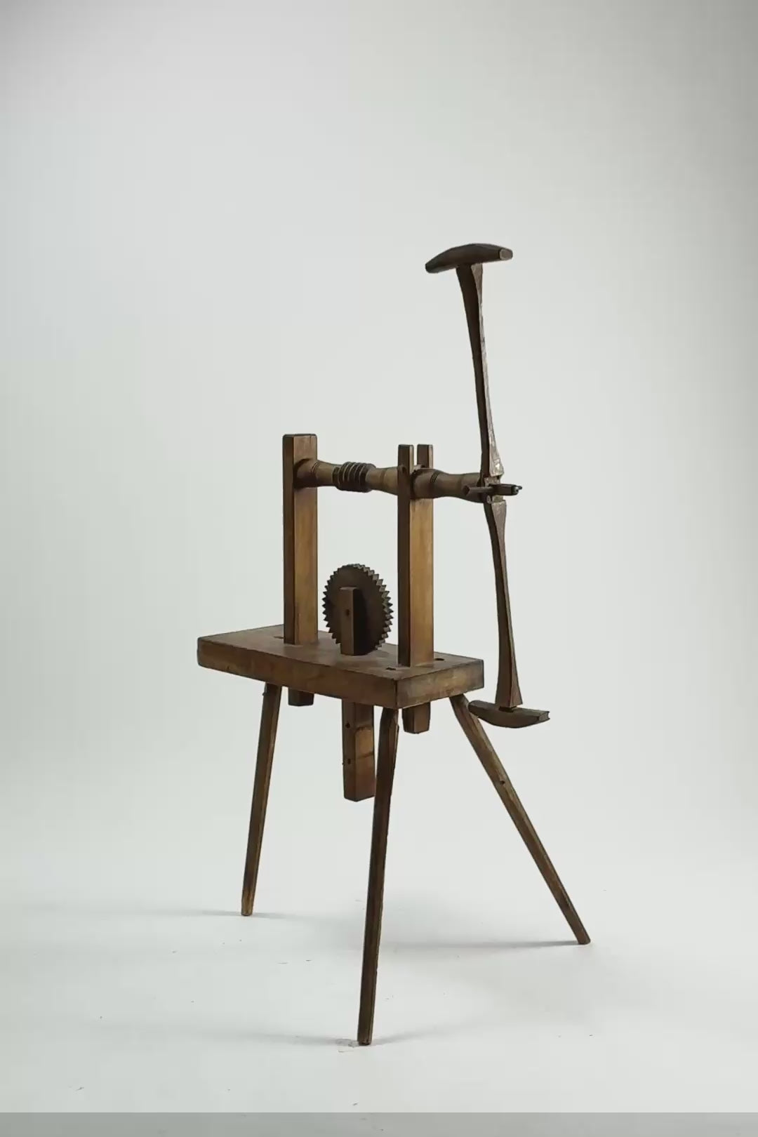 ビデオを読み込む: Vintage Wood Yarn Winder / 糸巻き機