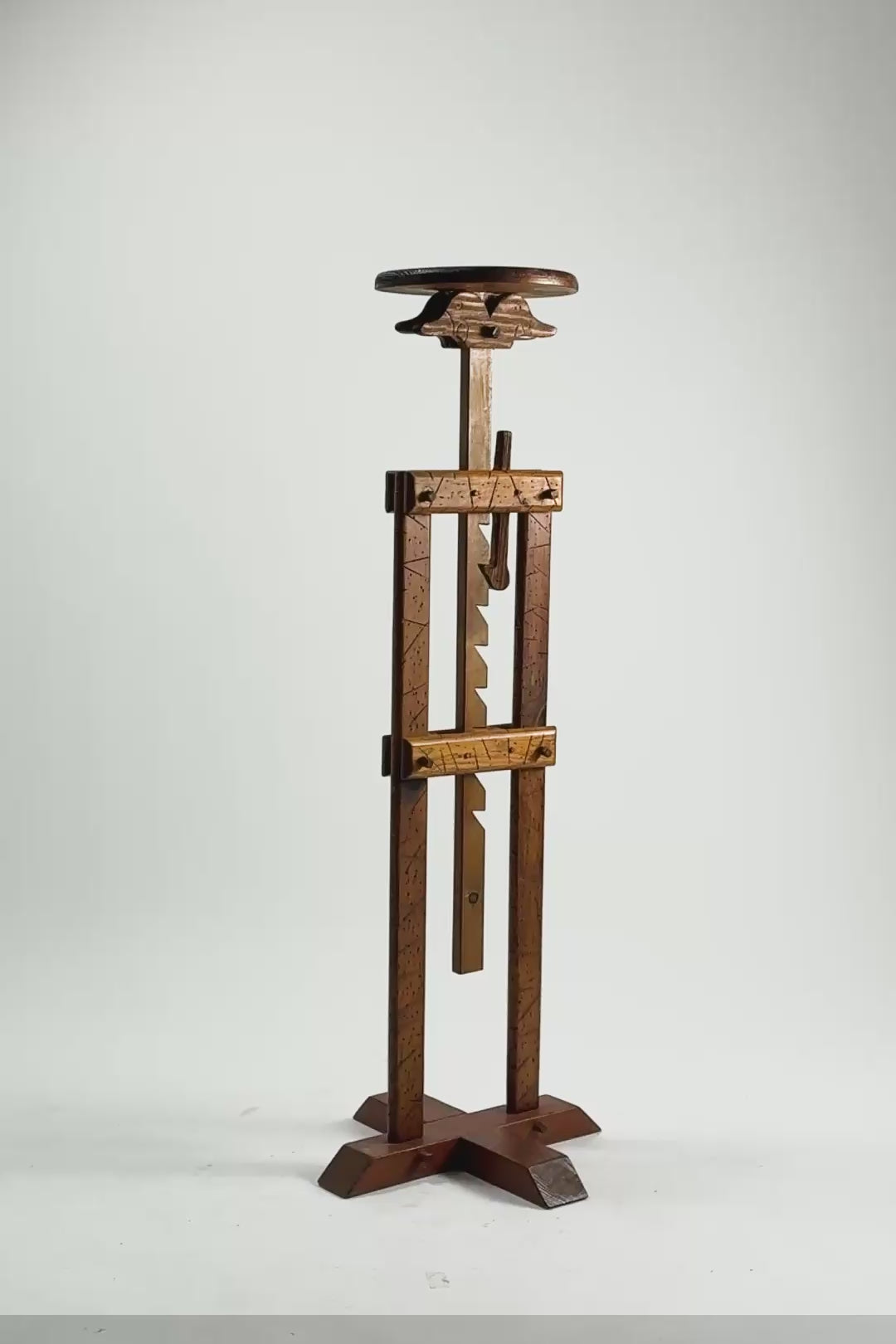 ビデオを読み込む: Wooden Adjustable Display Stand with Ratchet Mechanism / ラチェット式 木製アジャスタブル・ディスプレイスタンド