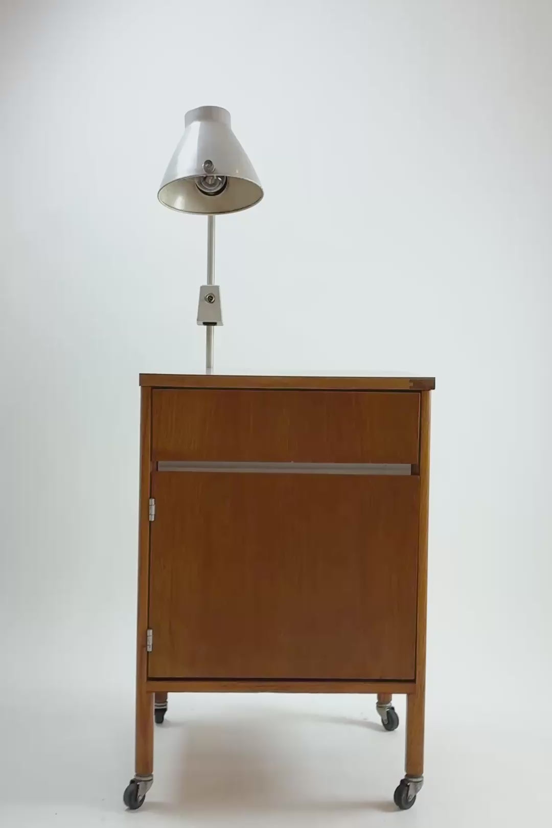ビデオを読み込む: Medical Cabinet with Light / メディカルキャビネット (ライト付)