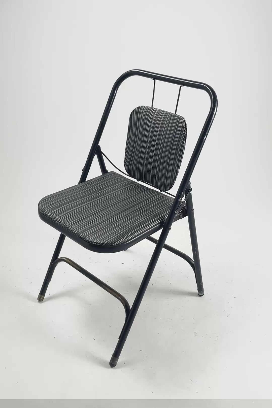 Load video: Vintage Metal Frame Folding Chair / ヴィンテージ メタルフレーム フォールディングチェア