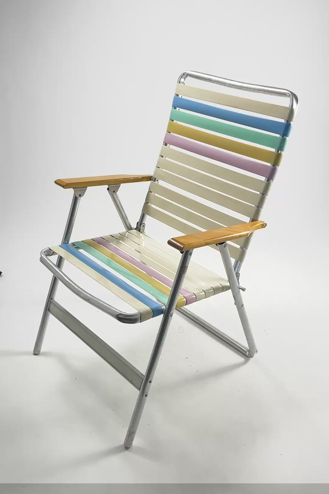Load video: Folding Chair with Armrests / アーム付き折りたたみ椅子