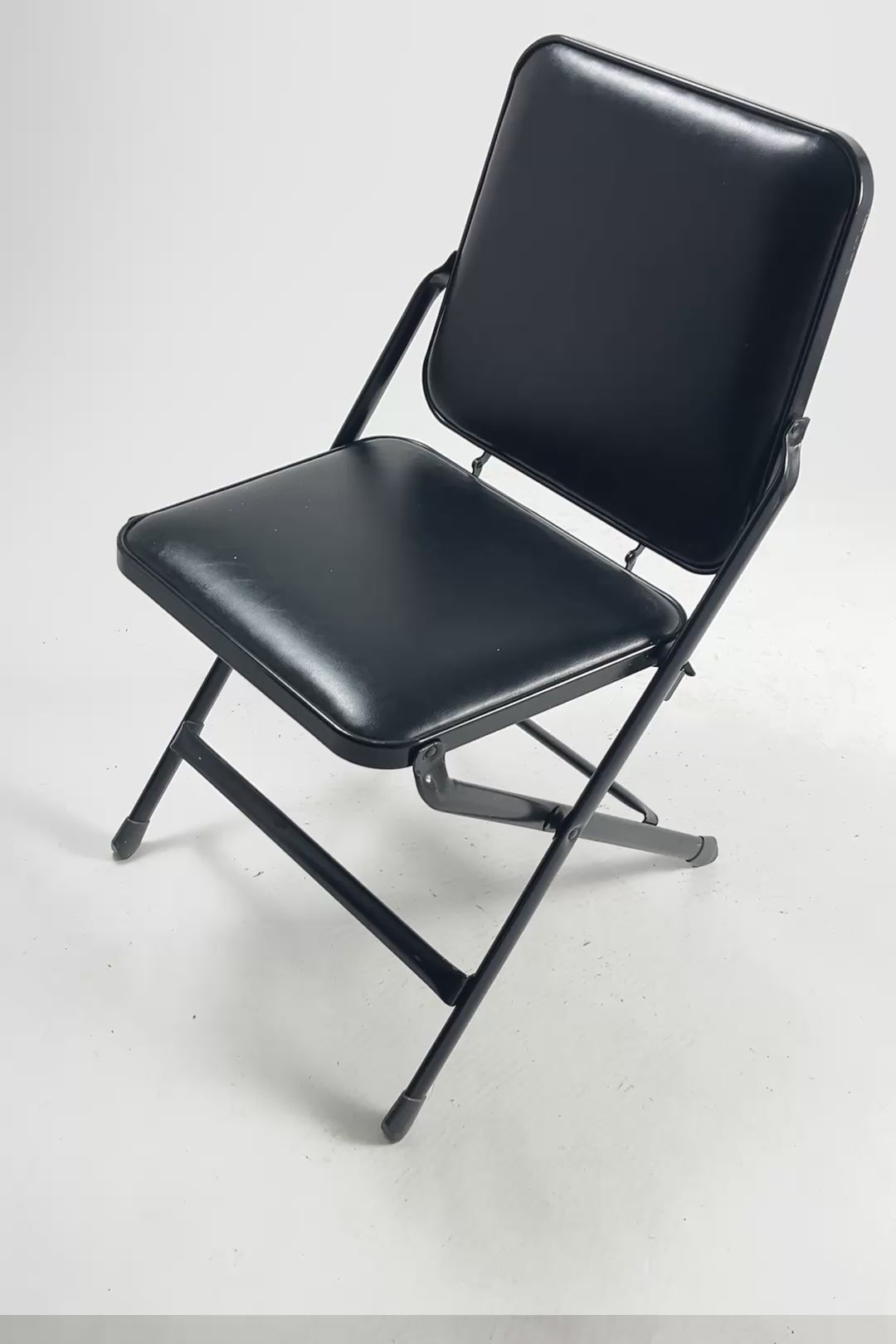 ビデオを読み込む: KRUEGER Black Fabric Metal Folding Chair / KRUEGER 黒ファブリック メタル折りたたみイス