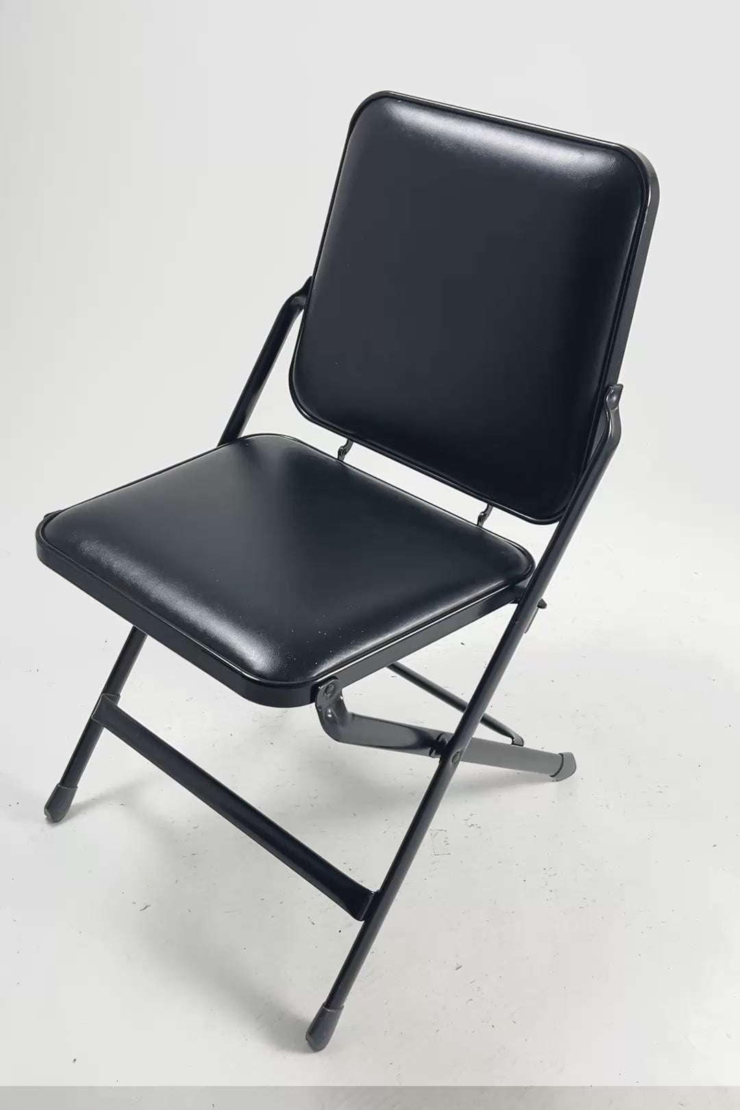 ビデオを読み込む: KRUEGER Black Fabric Metal Folding Chair / KRUEGER 黒ファブリック メタル折りたたみイス