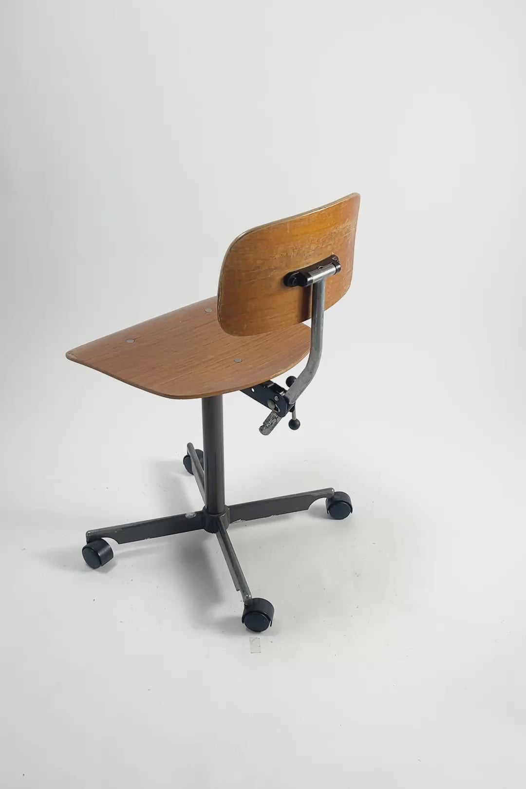 ビデオを読み込む: Vintage KEVI Office Chair / ヴィンテージ ケヴィ オフィス チェア
