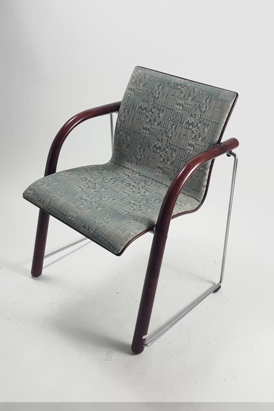 ビデオを読み込む: Thonet Model S320 Chair / トーネット S320 チェア